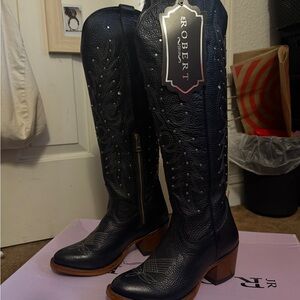 Roberto Black Embroidered Heeled cowboy Boots
